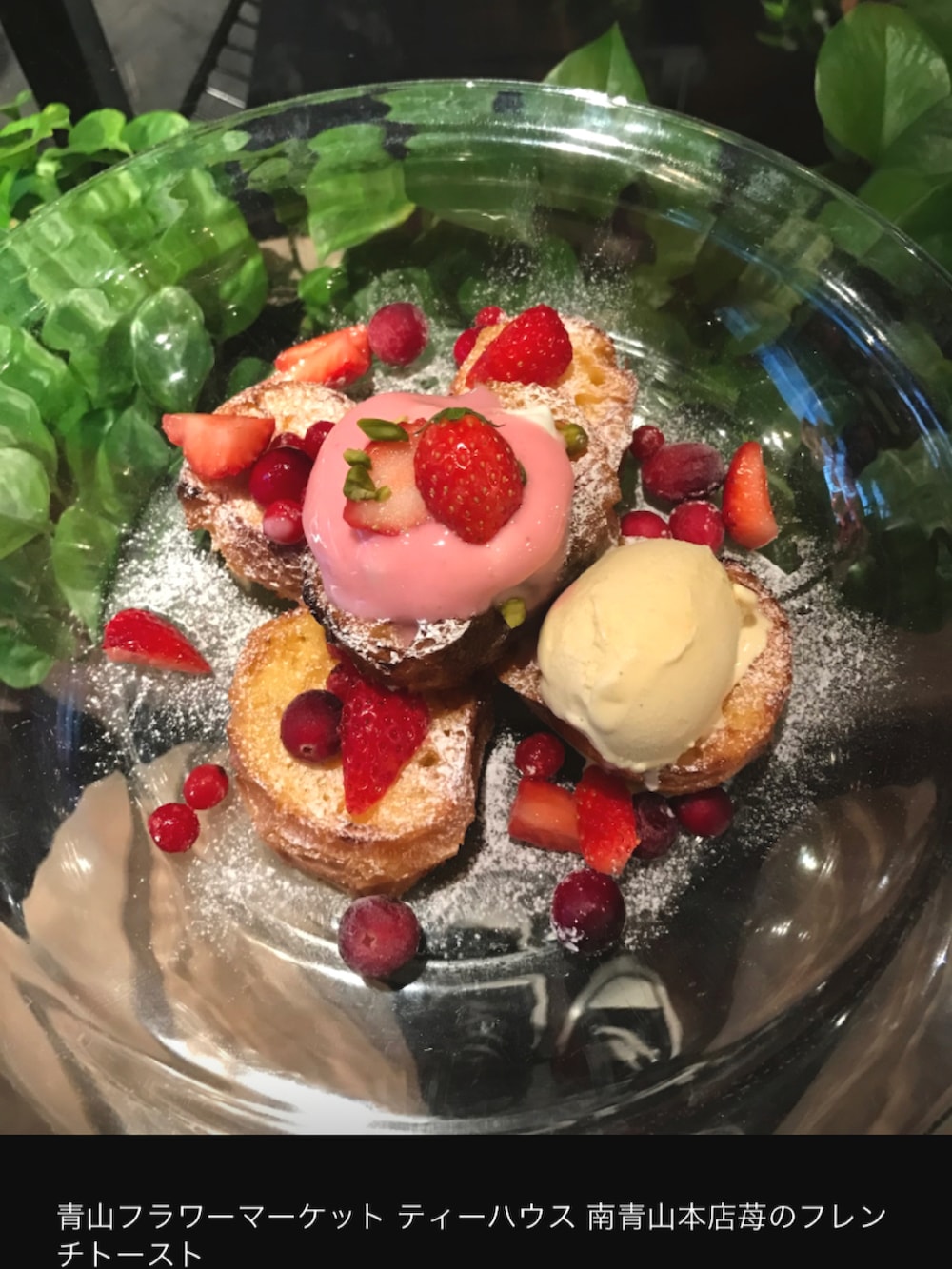 ブラック系のダウンジャケット/コート、ブラック系のカーディガン/ボレロ、ホワイト系のシャツ/ブラウスを着用したメンズの冬コーディネートの5枚目の写真