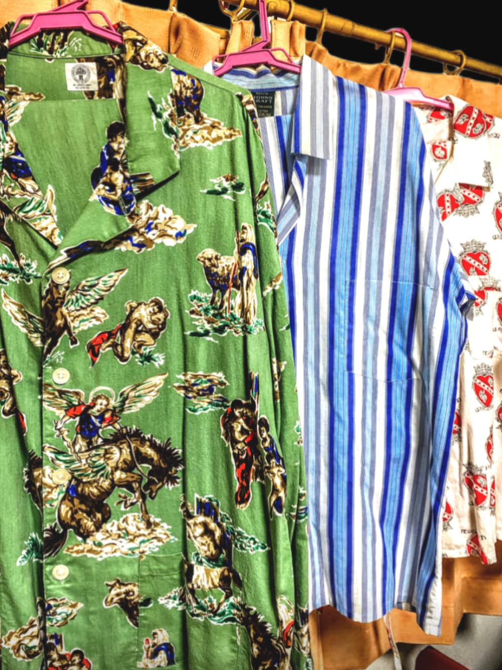 グリーン系のシャツ/ブラウス、ホワイト系のTシャツ/カットソー、ブルー系のデニムパンツを着用したメンズの夏コーディネートの4枚目の写真