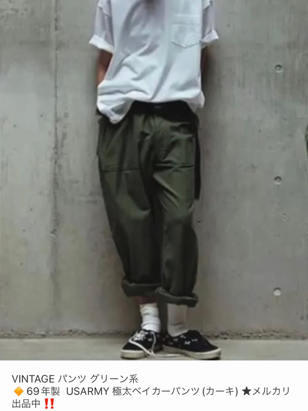 ブルー系のシャツ/ブラウス、グリーン系のカーゴパンツ、ブラウン系のドレスシューズを着用したメンズの夏コーディネートの4枚目の写真