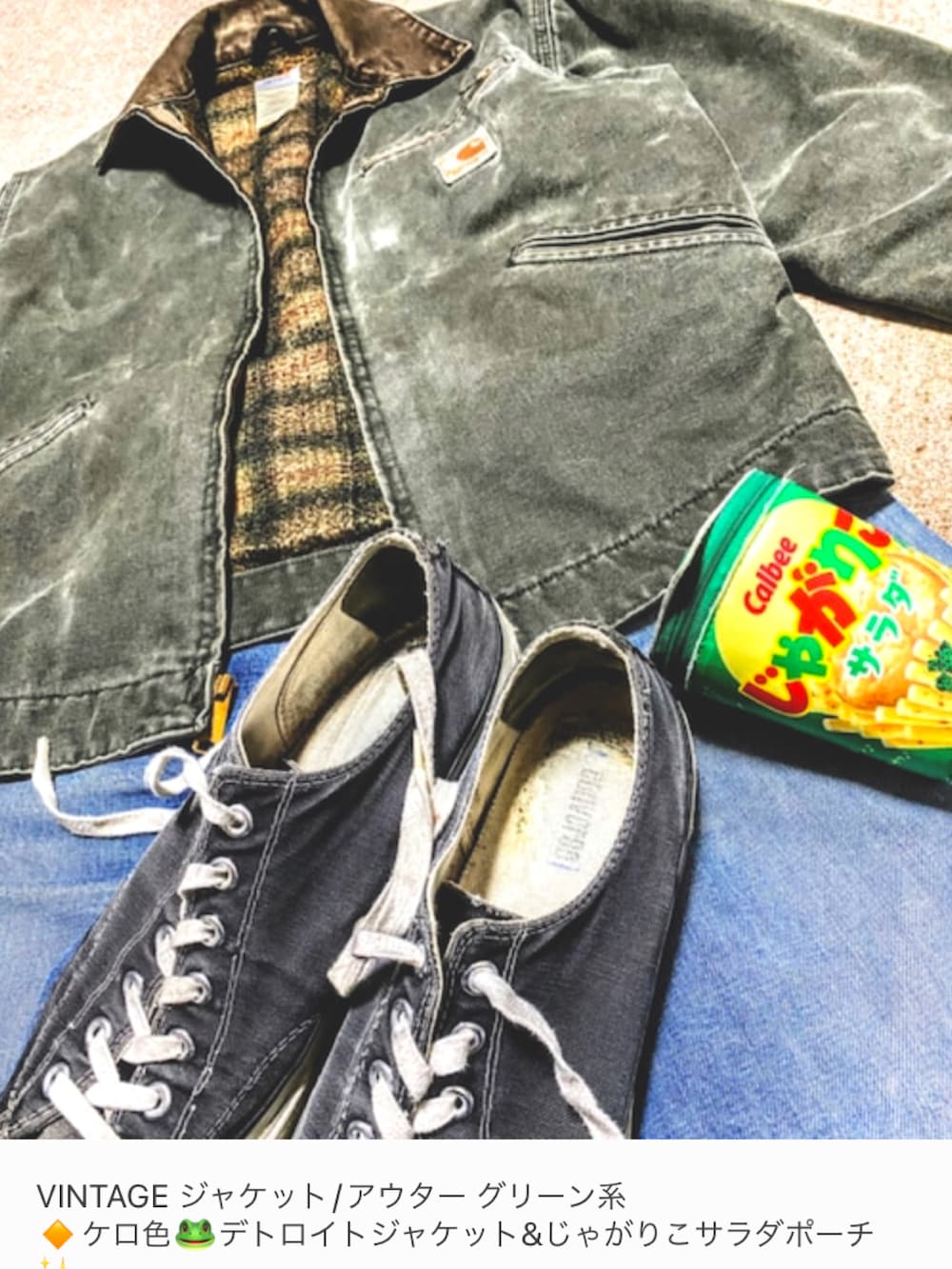 グリーン系のブルゾン、グリーン系のブルゾン、ブラック系のダウンジャケット/コートを着用したメンズの冬コーディネートの5枚目の写真