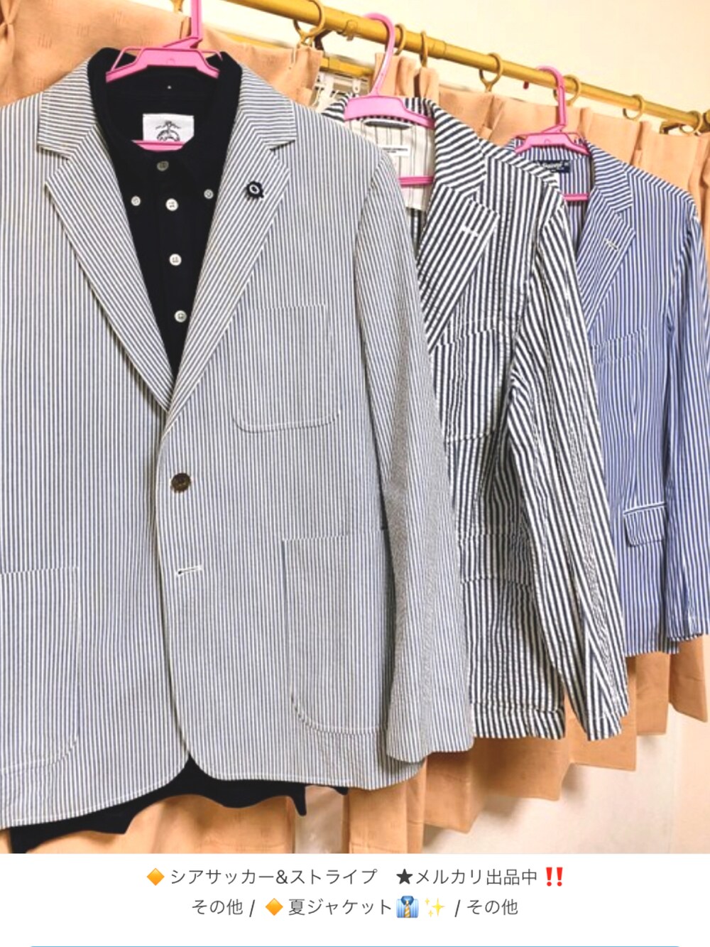 ブルー系のテーラードジャケット、ブルー系のポロシャツ、ホワイト系のチノパンツを着用したメンズの夏コーディネートの2枚目の写真