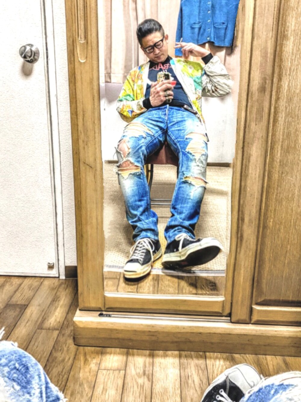 その他のブルゾン、ブラック系のTシャツ/カットソー、ブルー系のデニムパンツを着用したメンズの夏コーディネートの3枚目の写真