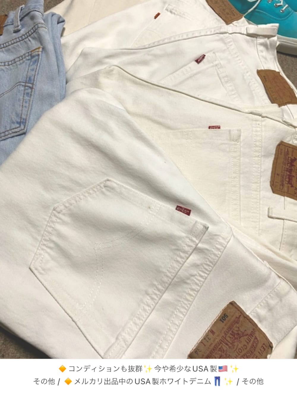 ブルー系のテーラードジャケット、ブルー系のポロシャツ、ホワイト系のデニムパンツを着用したメンズの夏コーディネートの4枚目の写真