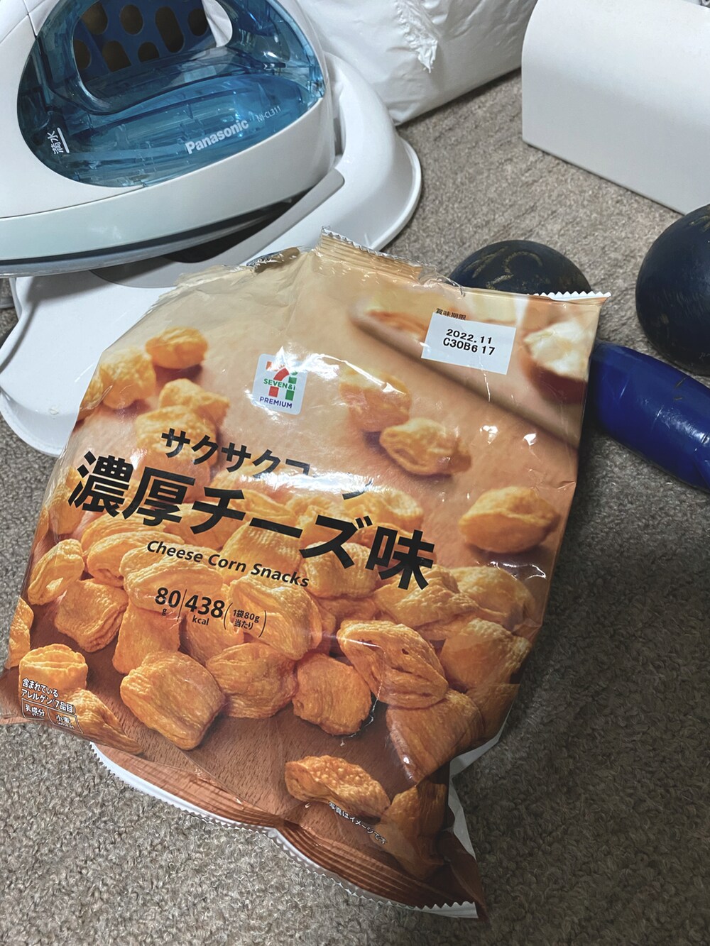 グリーン系のTシャツ/カットソー、ホワイト系のTシャツ/カットソー、ブルー系のデニムパンツを着用したメンズの春コーディネートの5枚目の写真