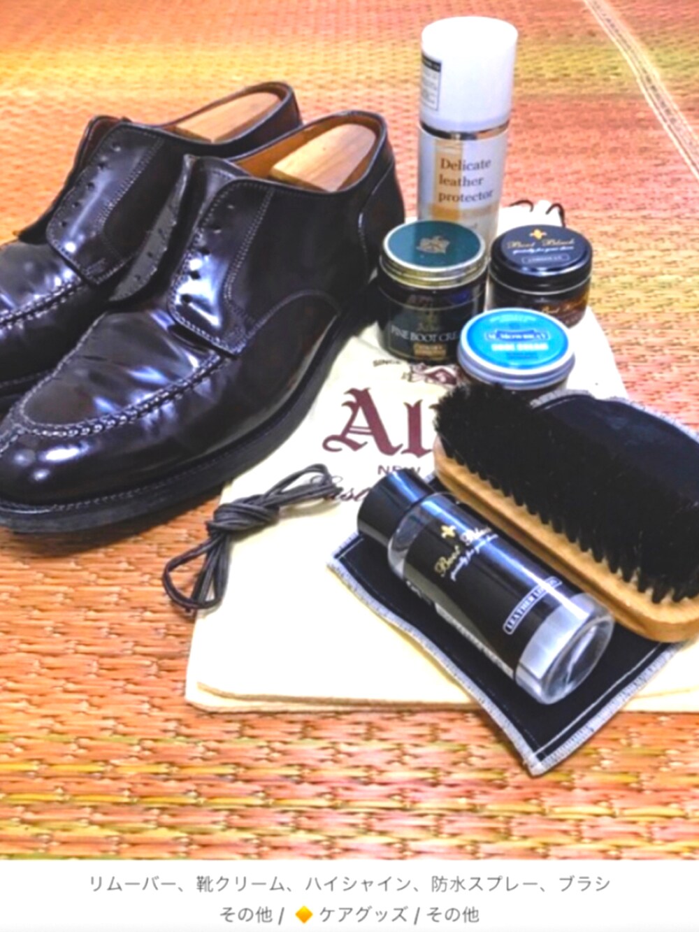 ブルー系のチノパンツ、ブルー系のデニムジャケット、ブラック系のTシャツ/カットソーを着用したメンズの夏コーディネートの4枚目の写真