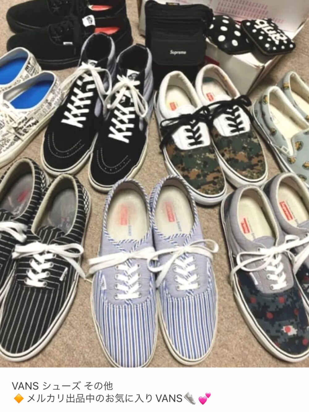 ブルー系のシャツ/ブラウス、ベージュ系のチノパンツ、ブルー系のスニーカーを着用したメンズの春コーディネートの3枚目の写真