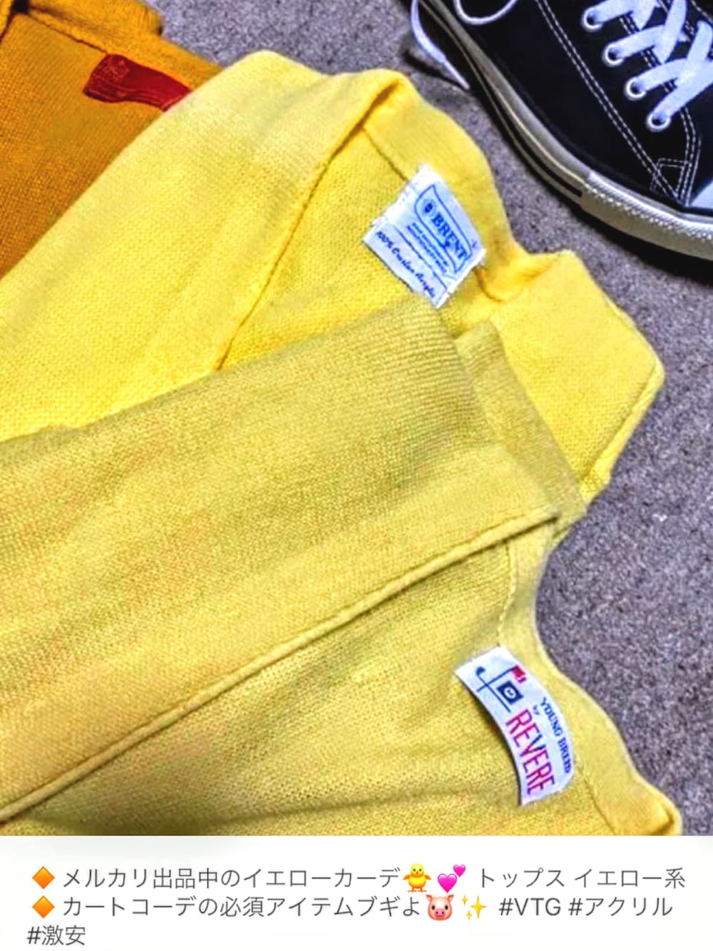 イエロー系のカーディガン/ボレロ、ブルー系のデニムパンツ、ブルー系のサングラスを着用したメンズの春コーディネートの2枚目の写真