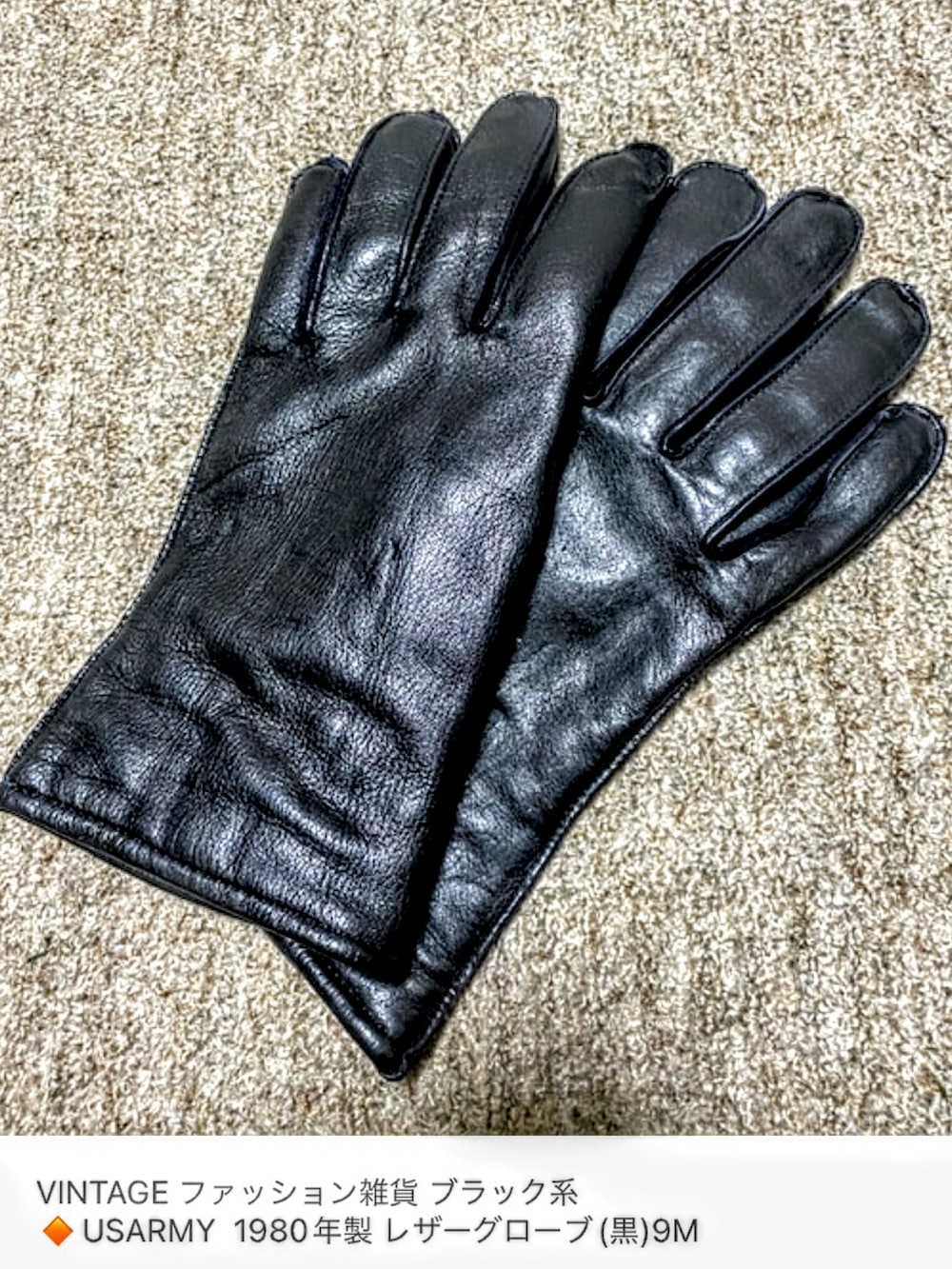 グリーン系のステンカラーコート、ブルー系のデニムパンツ、ブラック系のスニーカーを着用したメンズの秋コーディネートの2枚目の写真