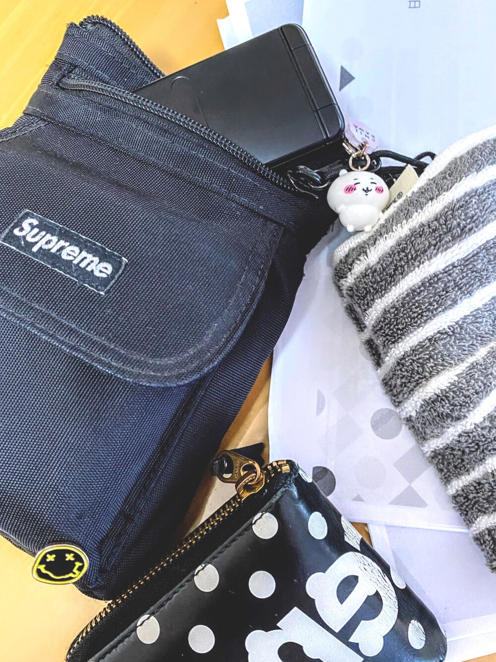 ブラック系のシャツ/ブラウス、ホワイト系のTシャツ/カットソー、ブルー系のデニムパンツを着用したメンズの夏コーディネートの4枚目の写真