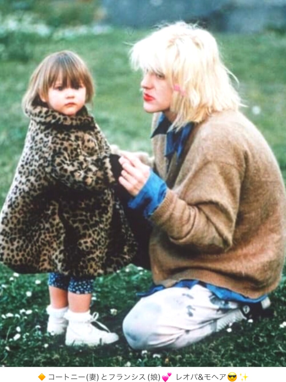 ベージュ系のシャツ/ブラウス、ブルー系のシャツ/ブラウス、ホワイト系のTシャツ/カットソーを着用したメンズの夏コーディネートの4枚目の写真