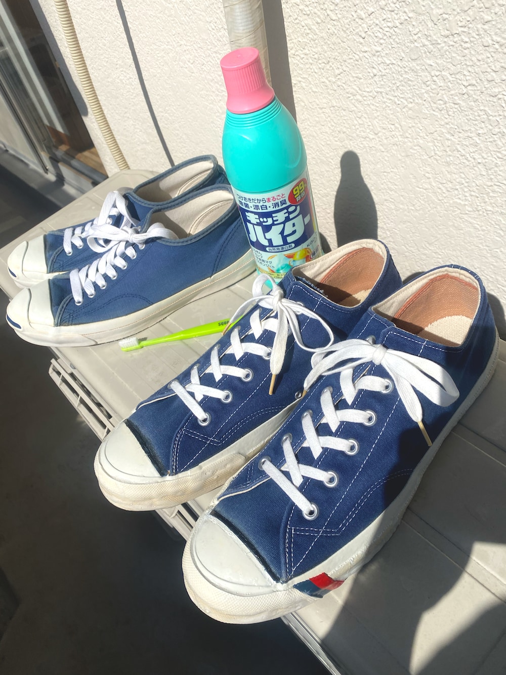 ブラック系のテーラードジャケット、ブラック系のシャツ/ブラウス、ホワイト系のネクタイを着用したメンズの春コーディネートの3枚目の写真