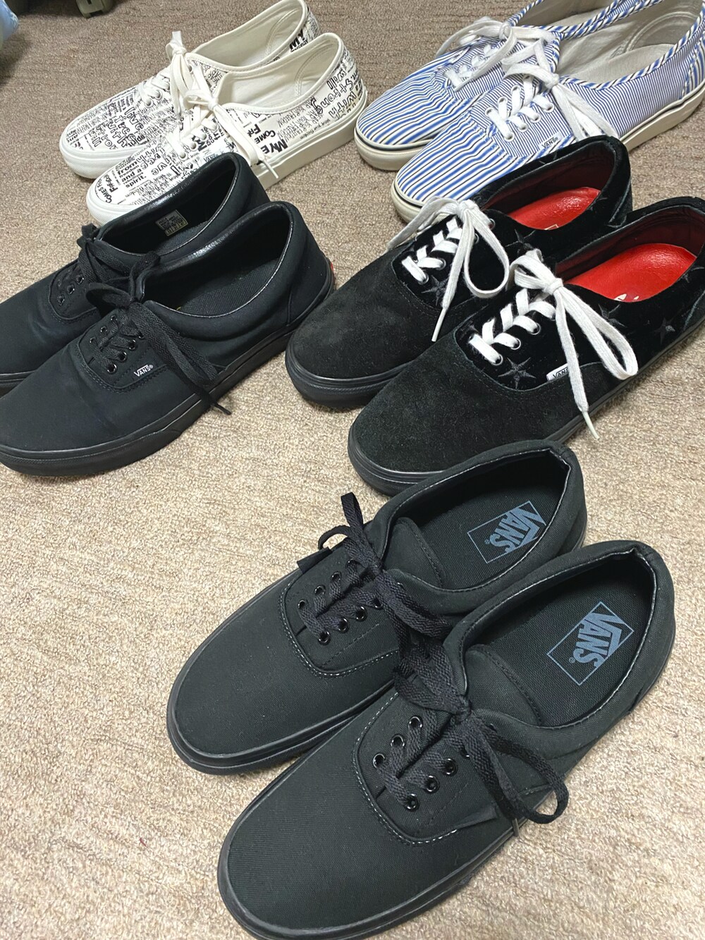 ブラウン系のその他アウター、グリーン系のTシャツ/カットソー、ブルー系のデニムパンツを着用したメンズの冬コーディネートの3枚目の写真