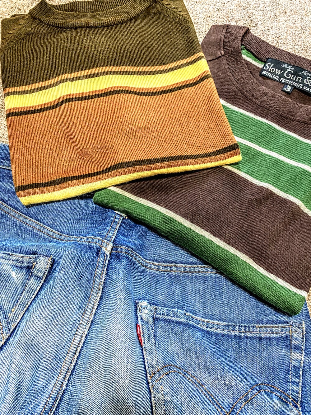 グリーン系のTシャツ/カットソー、ホワイト系のTシャツ/カットソー、ブルー系のデニムパンツを着用したメンズの夏コーディネートの4枚目の写真