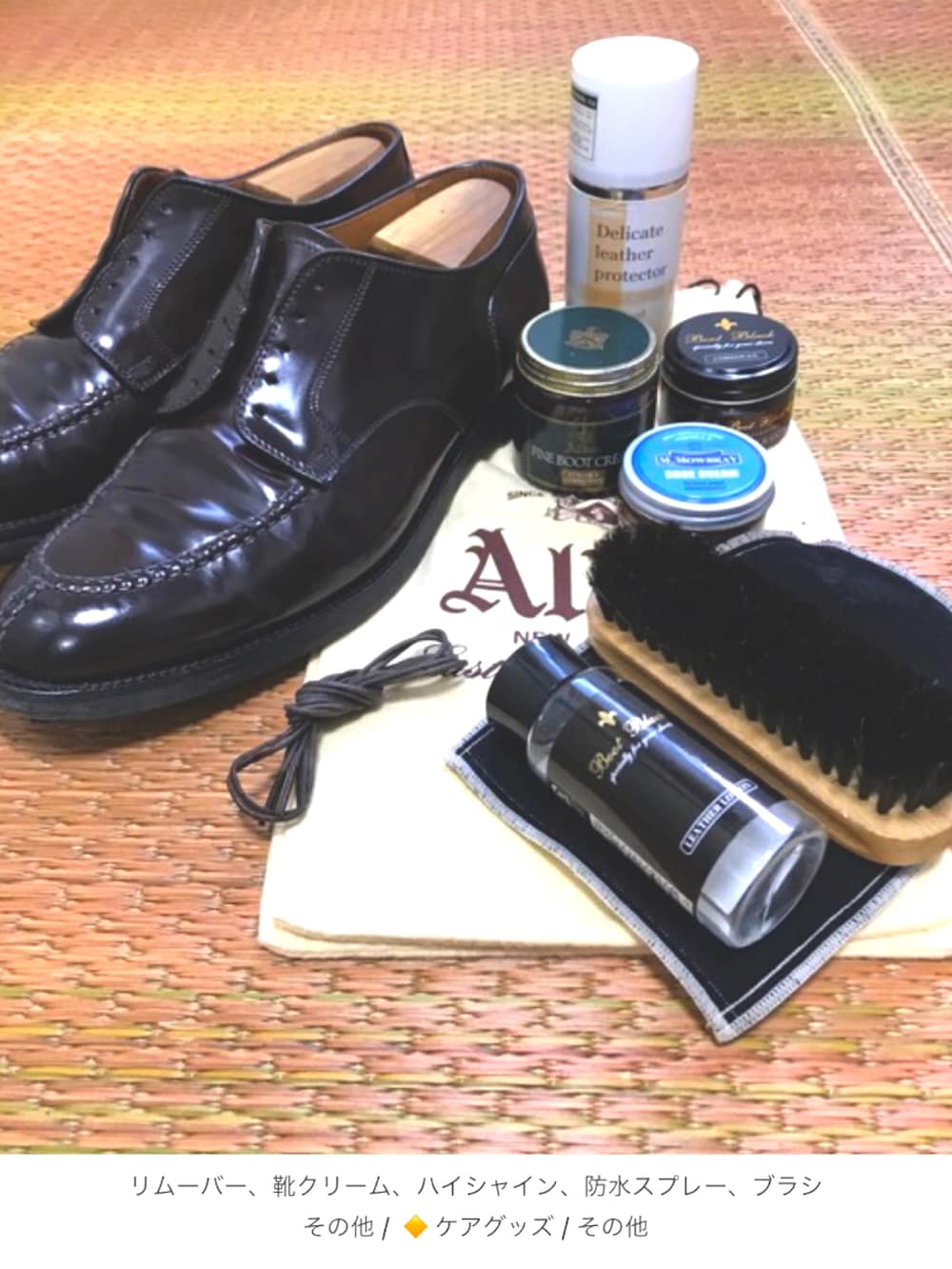 ブルー系のデニムジャケット、レッド系のスウェット、ホワイト系のシャツ/ブラウスを着用したメンズの春コーディネートの5枚目の写真