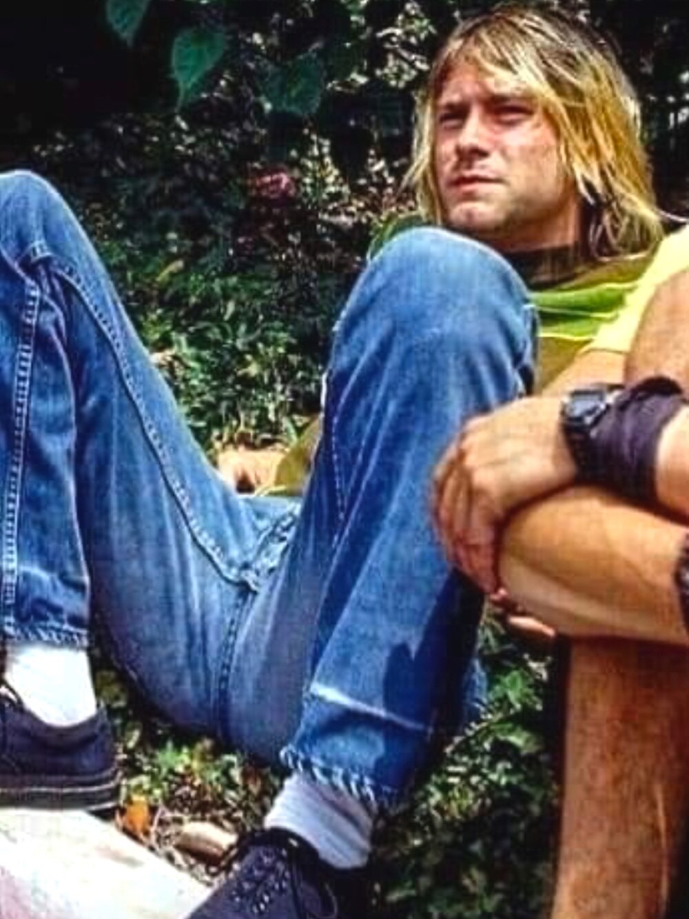 ブラウン系のその他アウター、グリーン系のTシャツ/カットソー、ホワイト系のTシャツ/カットソーを着用したメンズの春コーディネートの4枚目の写真