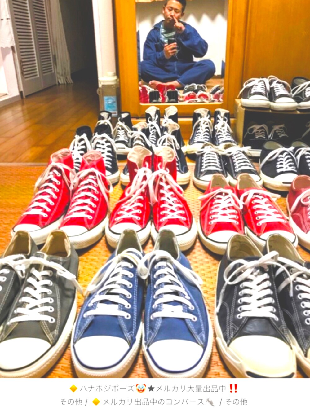 ブラック系のカーディガン/ボレロ、ブラック系のTシャツ/カットソー、ブルー系のデニムパンツを着用したメンズの春コーディネートの4枚目の写真