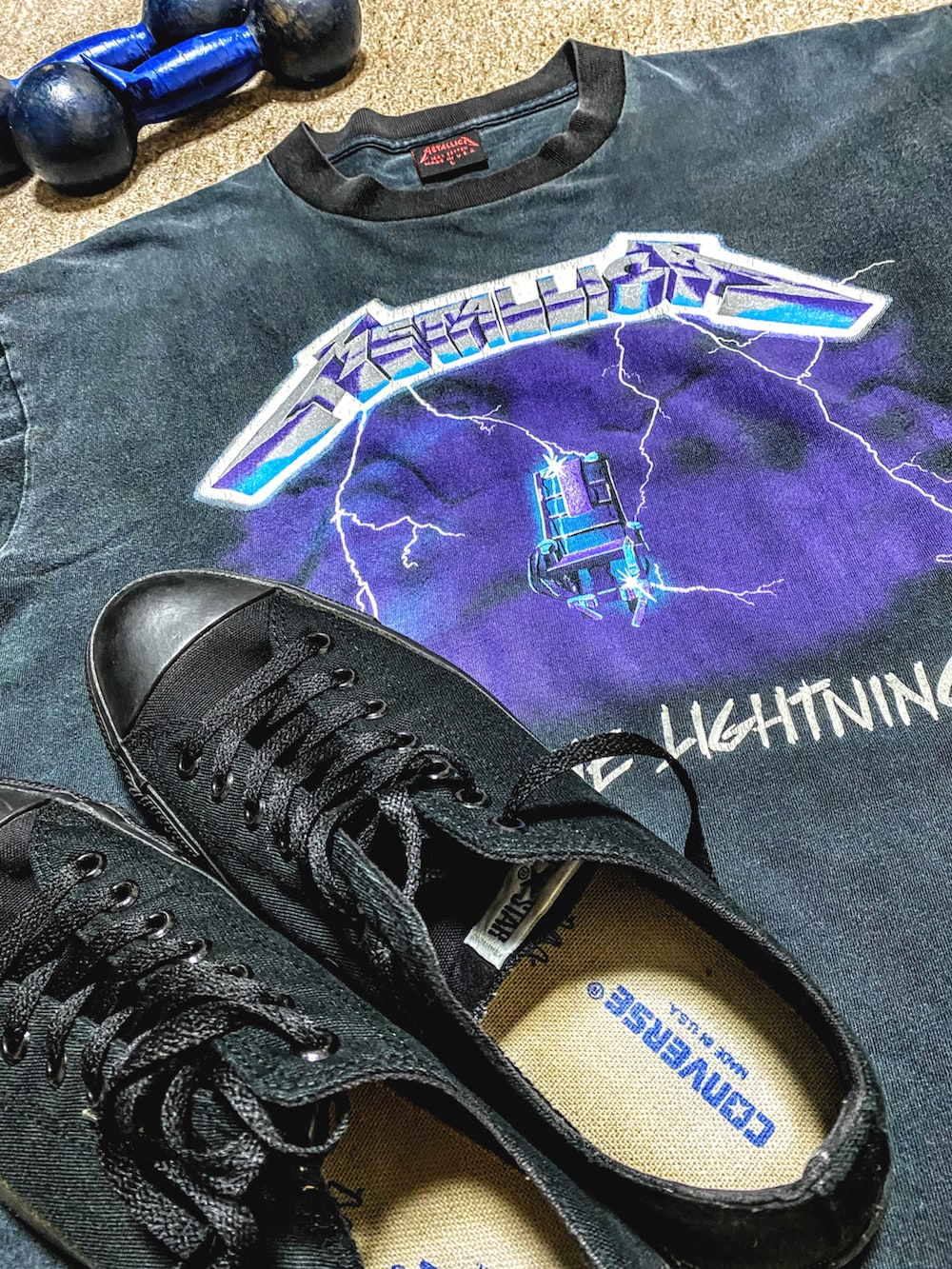 ブラック系のスタジャン、ブラック系のTシャツ/カットソー、ブラック系のデニムパンツを着用したメンズの春コーディネートの2枚目の写真