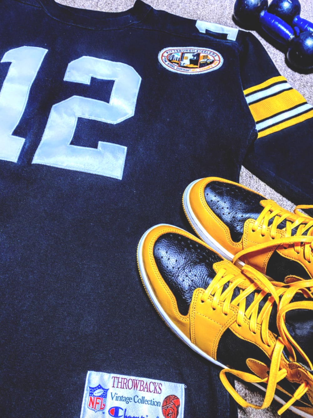 ブラック系のダウンジャケット/コート、ブラック系のTシャツ/カットソー、グレー系のスウェットパンツを着用したメンズの冬コーディネートの2枚目の写真