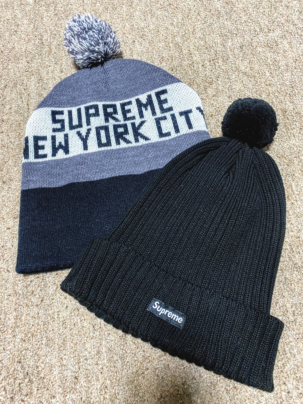 ブラック系のスタジャン、ブルー系のつなぎ/オールインワン、ブラック系のパーカーを着用したメンズの冬コーディネートの2枚目の写真