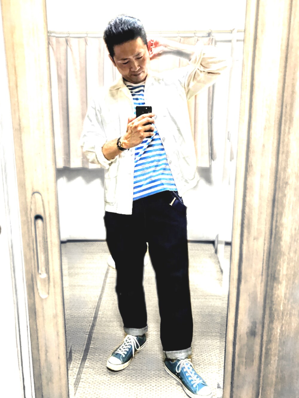 ホワイト系のカバーオール、ホワイト系のTシャツ/カットソー、ブルー系のデニムパンツを着用したメンズの夏コーディネートの2枚目の写真