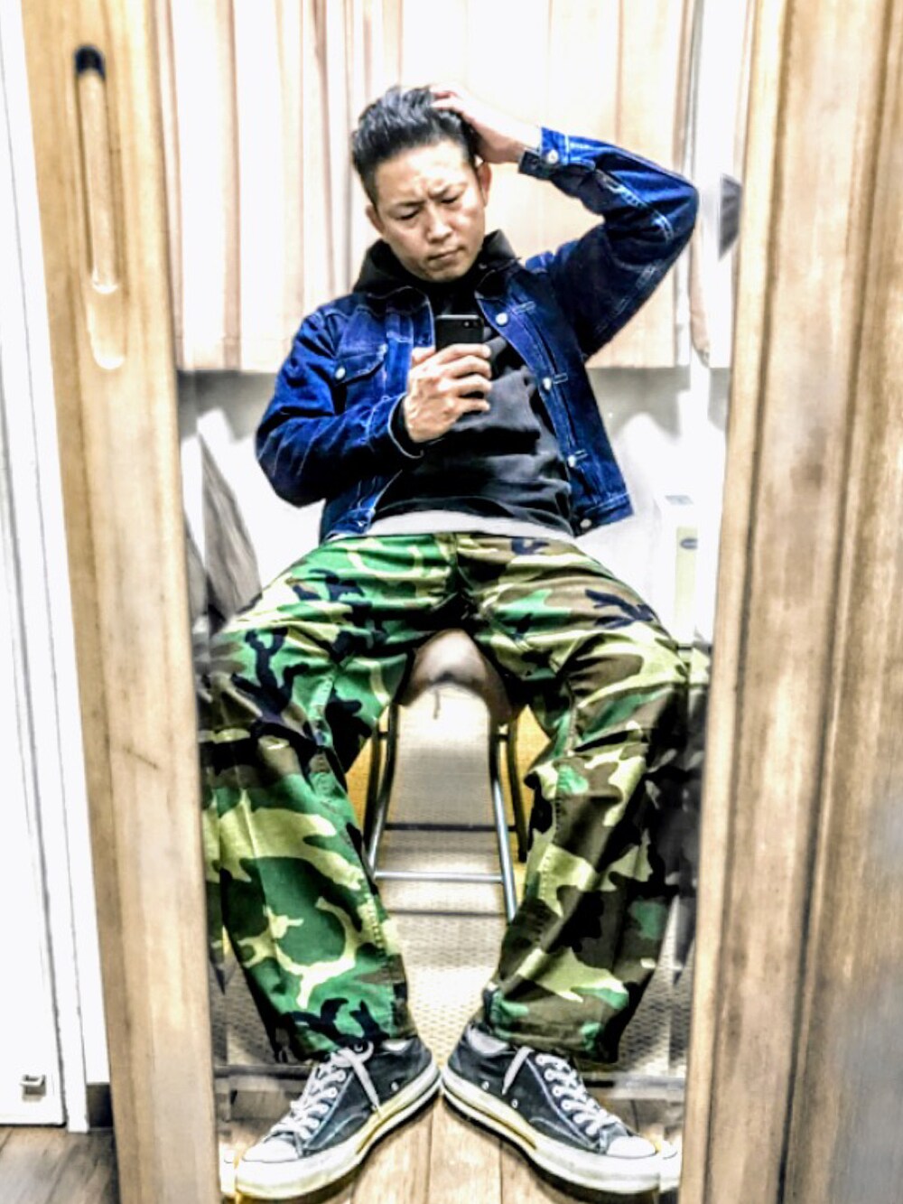 ブルー系のつなぎ/オールインワン、グリーン系のTシャツ/カットソー、ブラック系のスニーカーを着用したメンズの冬コーディネートの4枚目の写真