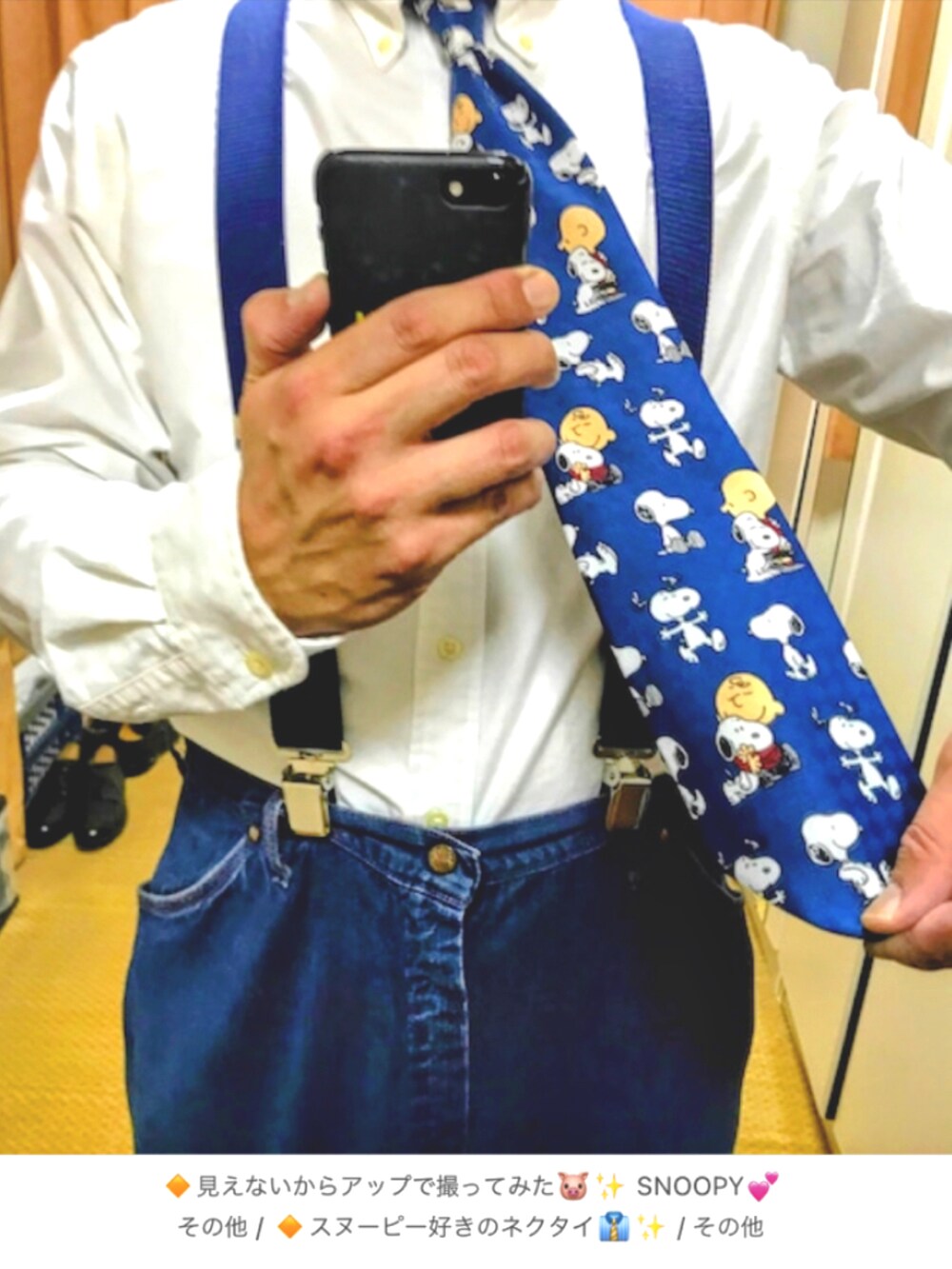 イエロー系のスウェット、ブルー系のデニムジャケット、オレンジ系のスウェットを着用したメンズの夏コーディネートの4枚目の写真