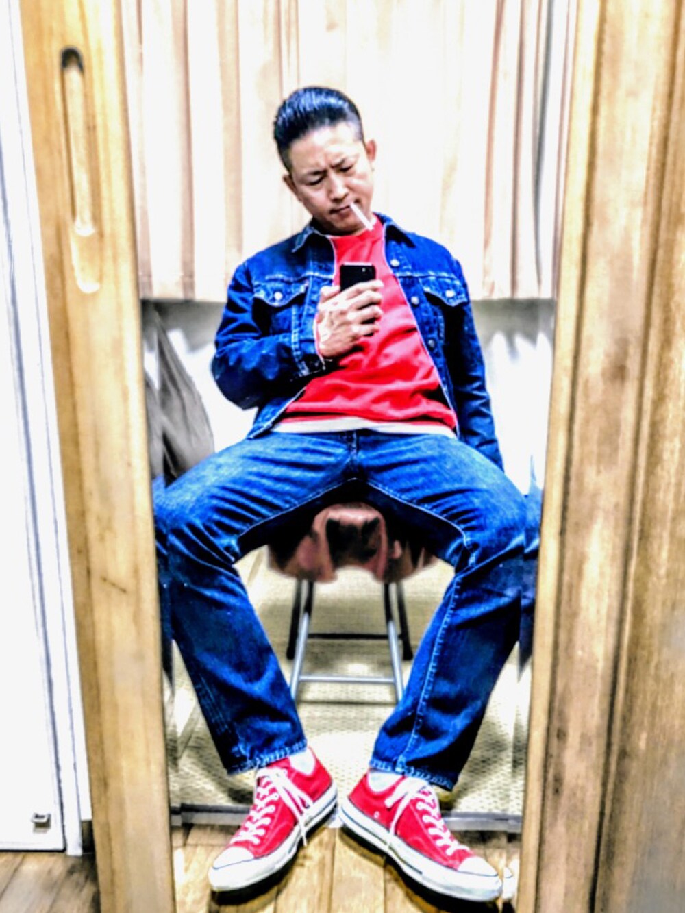 ブルー系のつなぎ/オールインワン、グリーン系のTシャツ/カットソー、ブラック系のスニーカーを着用したメンズの冬コーディネートの2枚目の写真