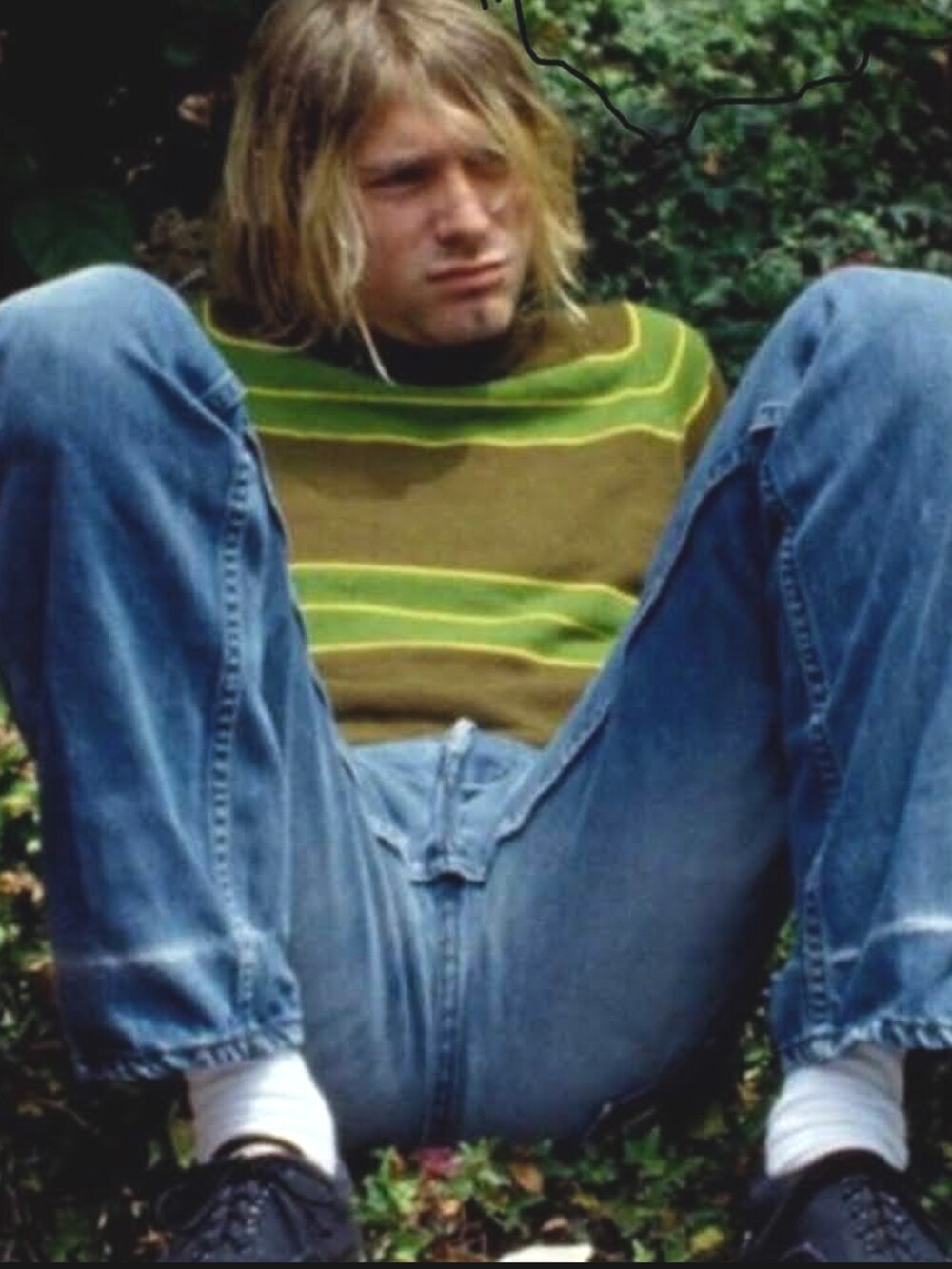 グリーン系のTシャツ/カットソー、ホワイト系のTシャツ/カットソー、ブルー系のデニムパンツを着用したメンズの夏コーディネートの5枚目の写真