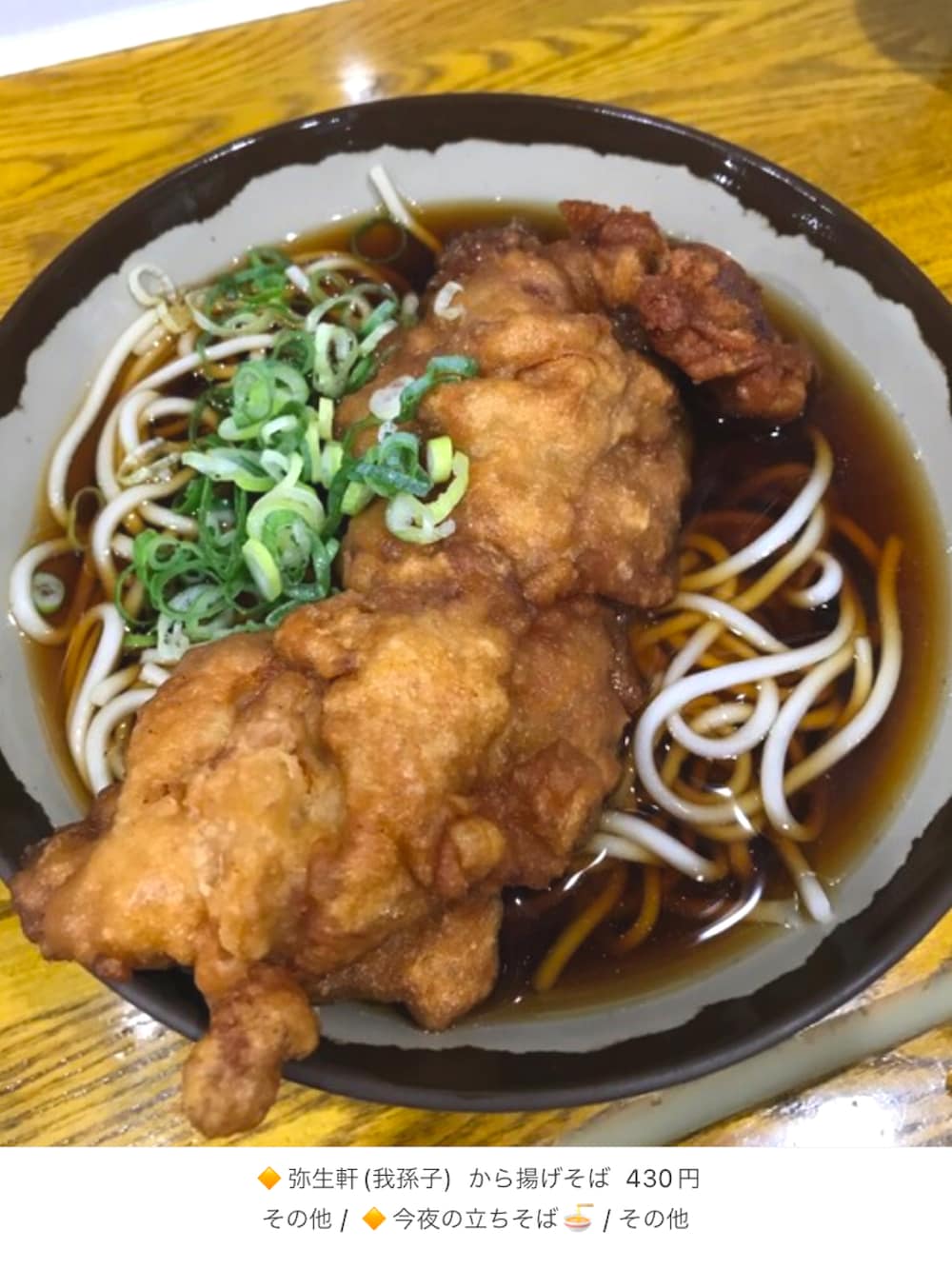 ブルー系のトレンチコート、グレー系のテーラードジャケット、ホワイト系のシャツ/ブラウスを着用したメンズの冬コーディネートの3枚目の写真