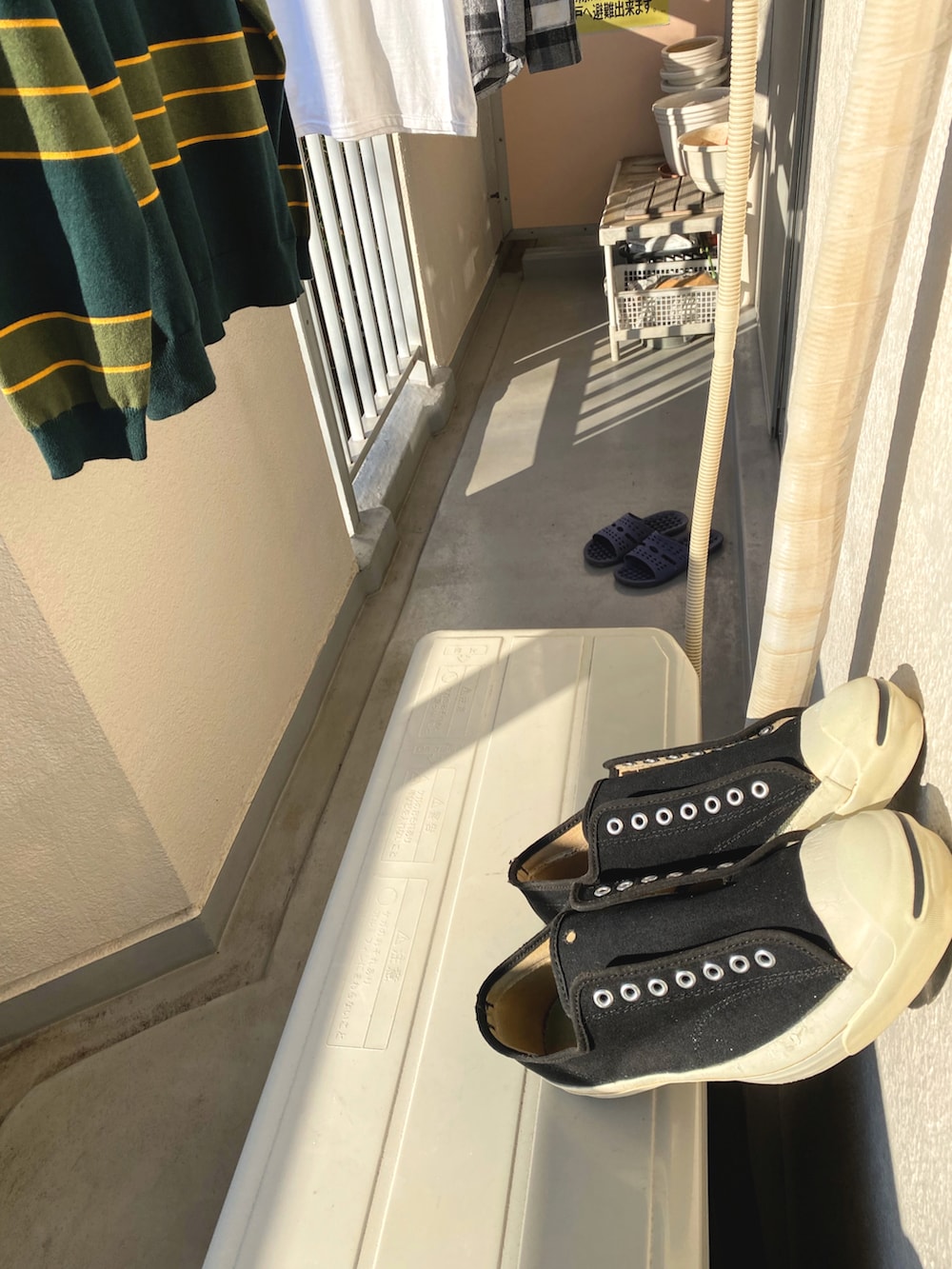 グリーン系のモッズコート、ブラック系のその他パンツ、ブラック系のブーツを着用したメンズの冬コーディネートの2枚目の写真