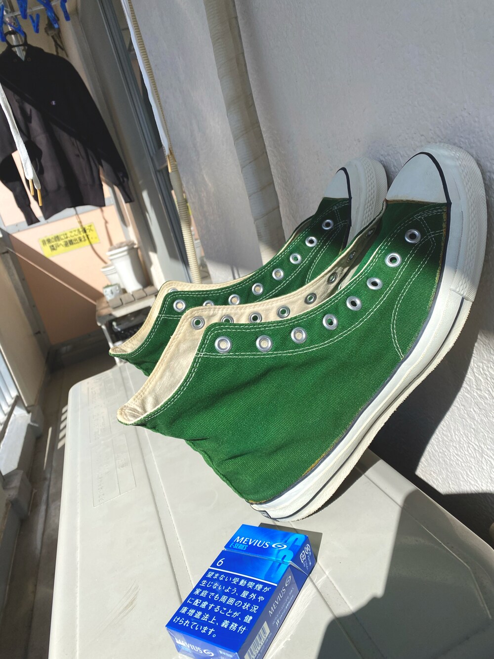 パープル系のカーディガン/ボレロ、グレー系のスウェット、ホワイト系のTシャツ/カットソーを着用したメンズの春コーディネートの5枚目の写真