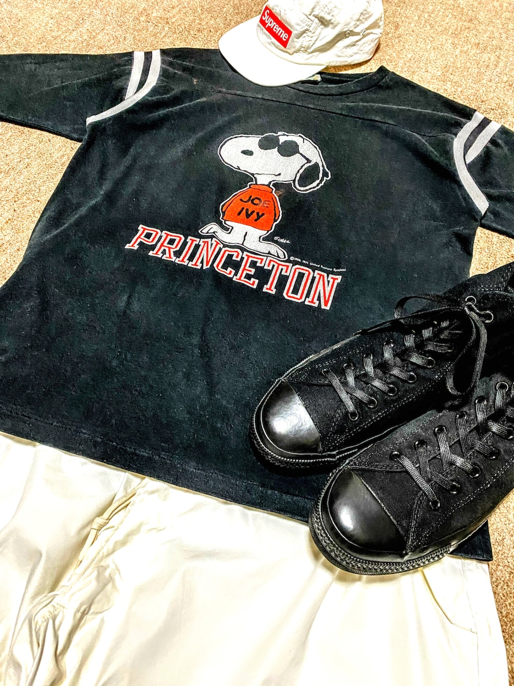 「片手スマホ自撮り研究会🤳✨、我が道をゆく隊、夏だ！Tシャツ着よう！、アメカジ、古着MIX、モノトーン、白黒、キャップ、スヌーピー、フットボールTシャツ、スノーカモ、好きな服を好きなように着る🐷💕、双極性障害、北千住アニメが熱い🔥、メルカリ大量出品中‼️」｜「Supreme の🔸supreme ジェットキャップ 白（キャップ、ホワイト系）」を使った、おたっし🐷さん（メンズ・174cm）の夏コーディネートの3枚目の写真