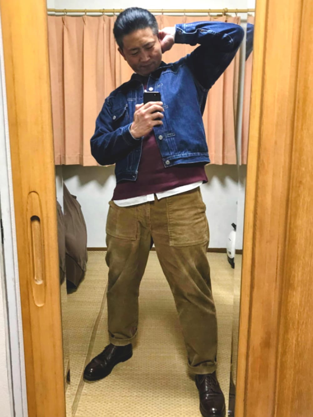 ブルー系のデニムジャケット、レッド系のスウェット、ホワイト系のシャツ/ブラウスを着用したメンズの春コーディネートの2枚目の写真