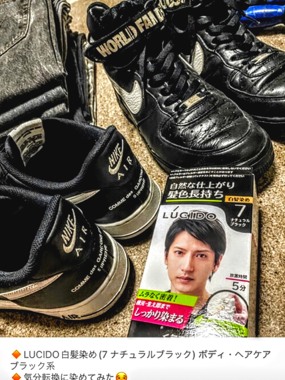 ブラック系のカーディガン/ボレロ、ホワイト系のシャツ/ブラウス、ブラック系のスラックスを着用したメンズの秋コーディネートの5枚目の写真