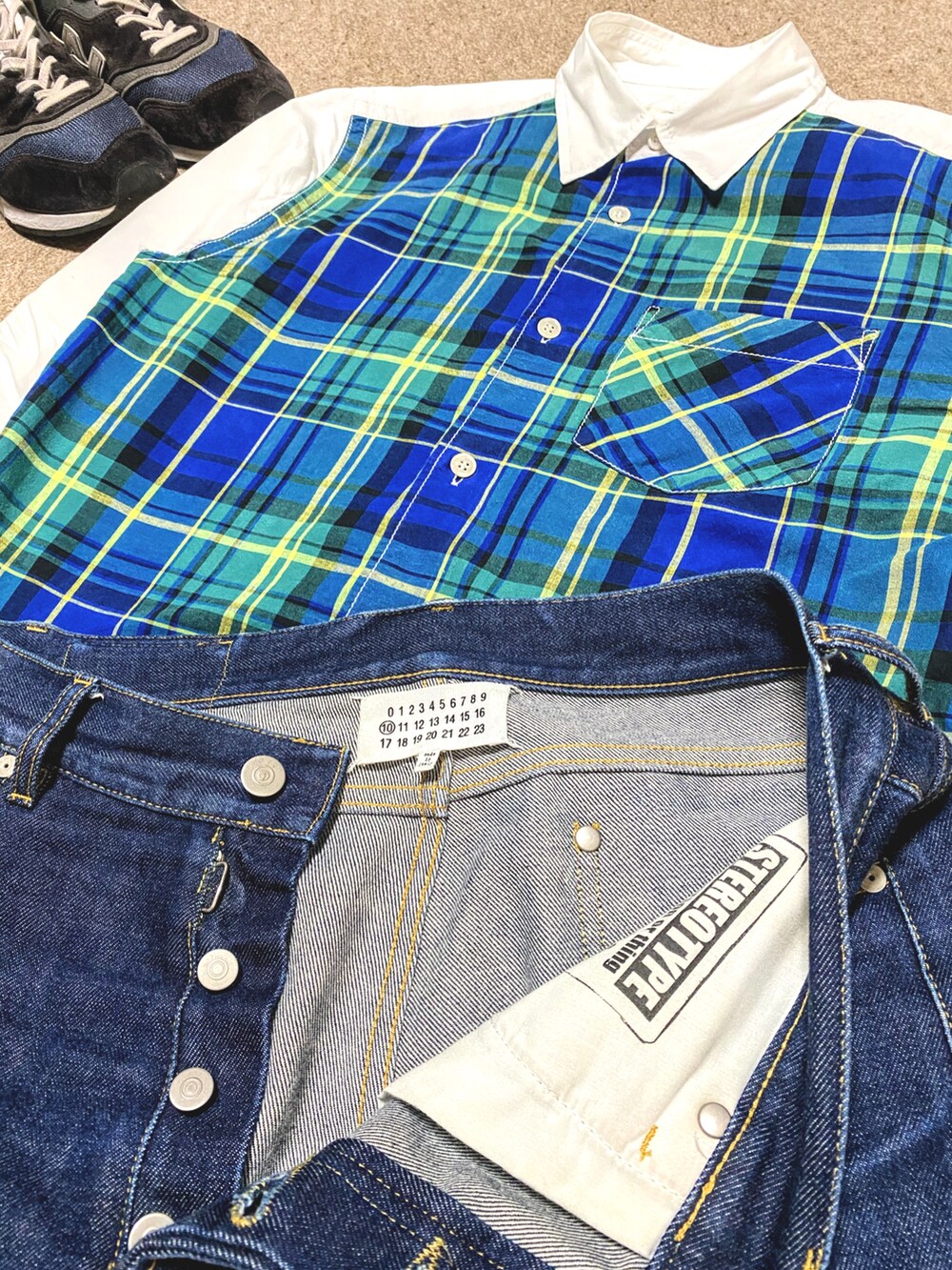 ブルー系のステンカラーコート、グレー系のテーラードジャケット、グリーン系のシャツ/ブラウスを着用したメンズの春コーディネートの2枚目の写真