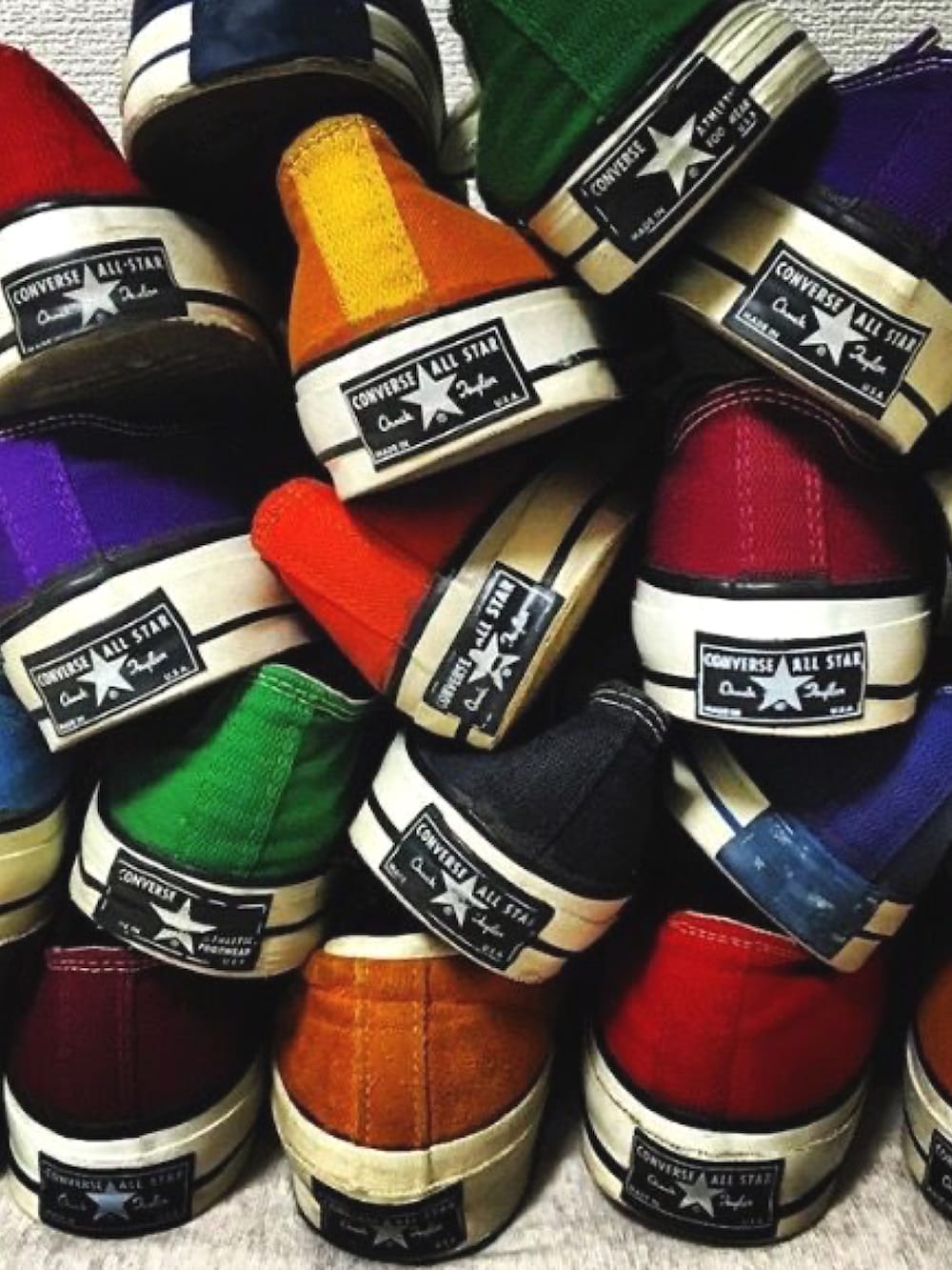 グリーン系のモッズコート、ブルー系のデニムジャケット、ブルー系のシャツ/ブラウスを着用したメンズの冬コーディネートの3枚目の写真