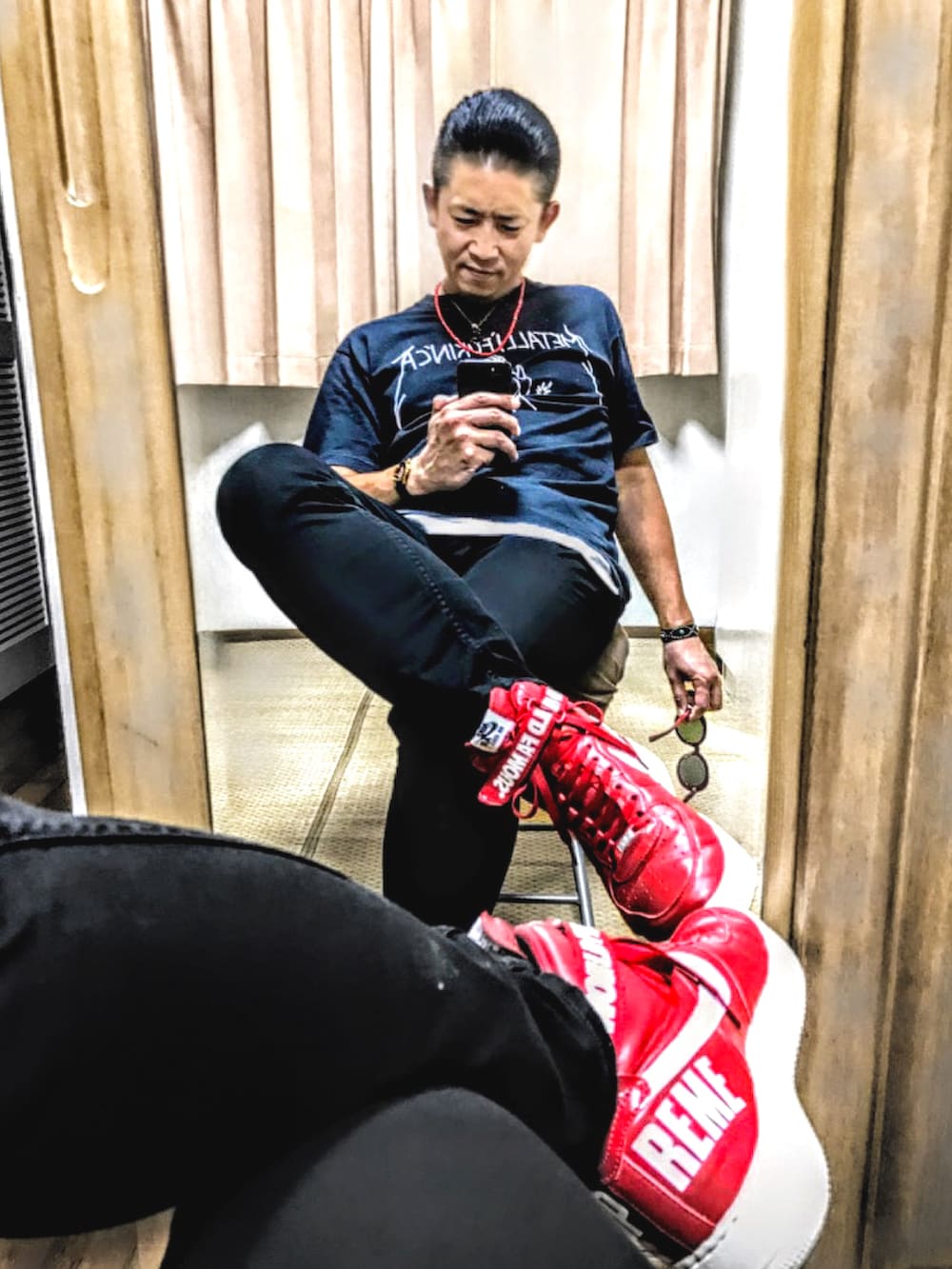 ブラック系のTシャツ/カットソー、ホワイト系のタンクトップ、ブラック系のデニムパンツを着用したメンズの夏コーディネートの4枚目の写真