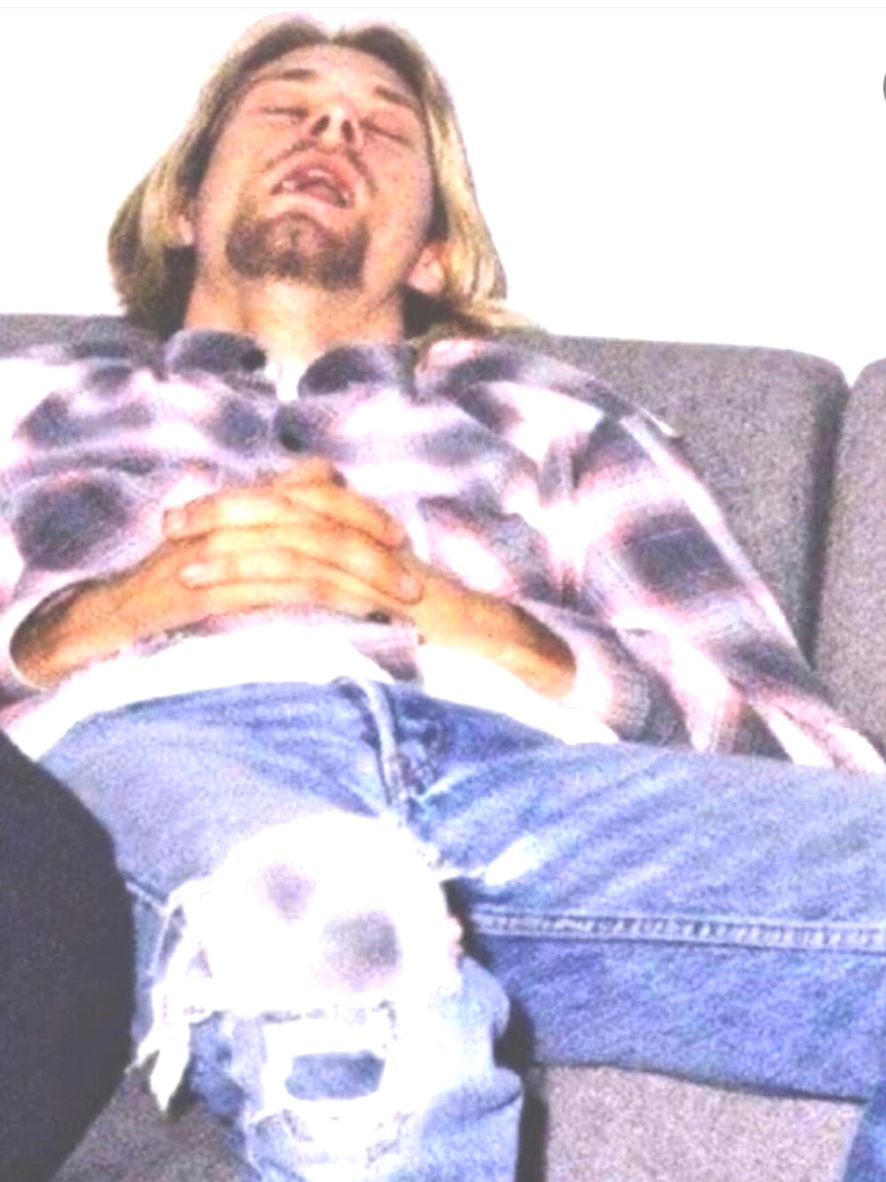 ホワイト系のTシャツ/カットソー、ブルー系のデニムパンツ、ブラック系のスニーカーを着用したメンズの夏コーディネートの3枚目の写真