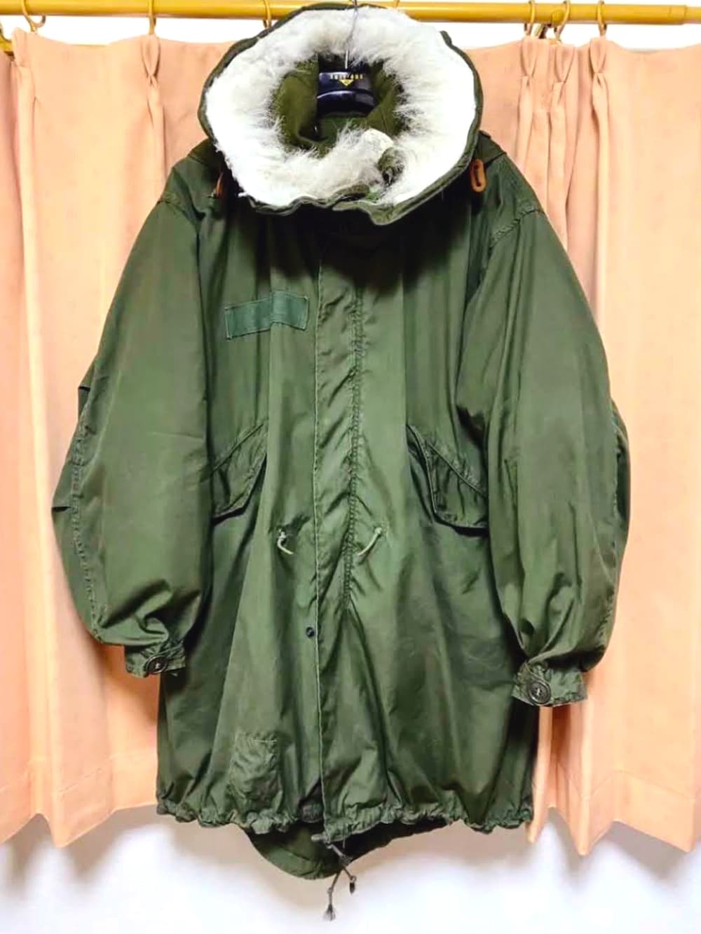 ブラック系のテーラードジャケット、ブラック系のシャツ/ブラウス、ホワイト系のネクタイを着用したメンズの冬コーディネートの3枚目の写真