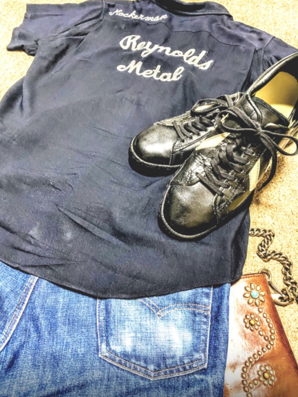 ブラック系のシャツ/ブラウス、ホワイト系のTシャツ/カットソー、ブルー系のデニムパンツを着用したメンズの夏コーディネートの2枚目の写真