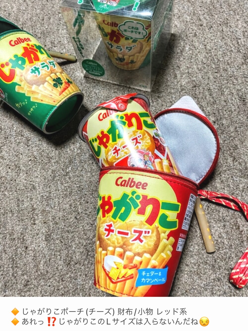 ブルー系のステンカラーコート、ブルー系のデニムジャケット、ブラック系のニット/セーターを着用したメンズの冬コーディネートの5枚目の写真