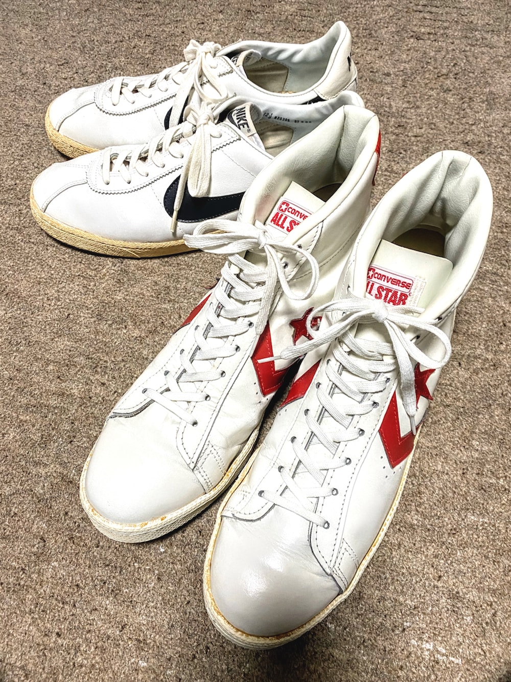 ブラック系のポロシャツ、ブルー系のデニムパンツ、イエロー系のスニーカーを着用したメンズの夏コーディネートの3枚目の写真