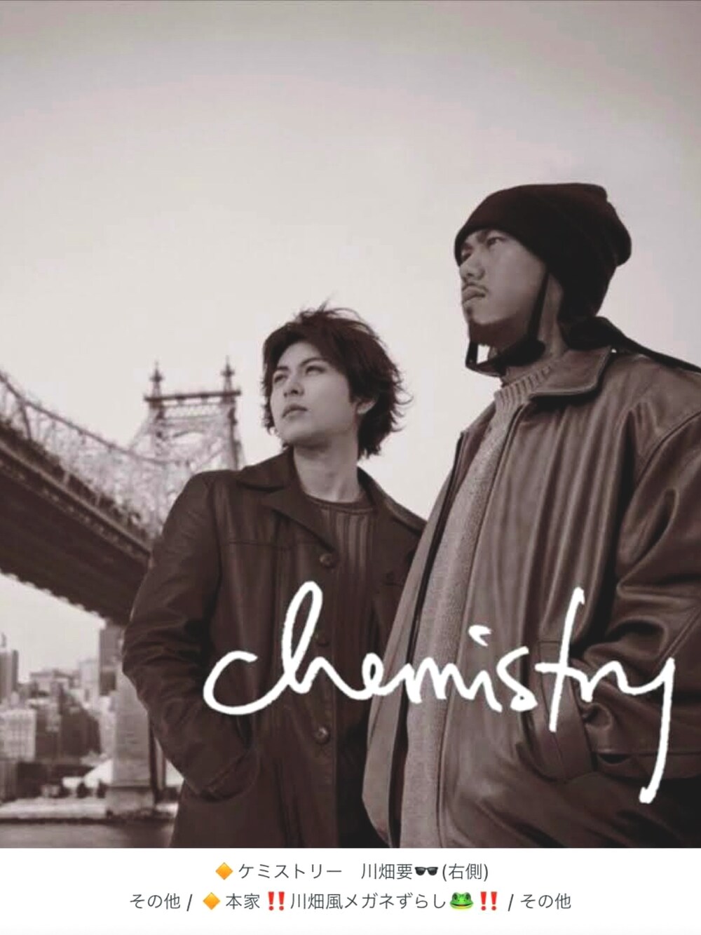 ブラック系のテーラードジャケット、ホワイト系のTシャツ/カットソー、ブラック系のその他パンツを着用したメンズの春コーディネートの3枚目の写真