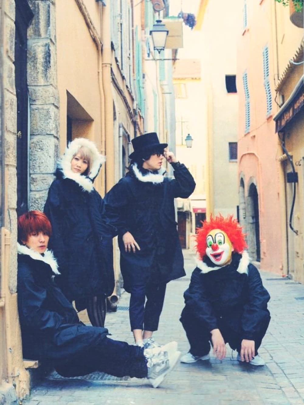 グリーン系のモッズコート、ブラック系のテーラードジャケット、ブラック系のシャツ/ブラウスを着用したメンズの秋コーディネートの4枚目の写真