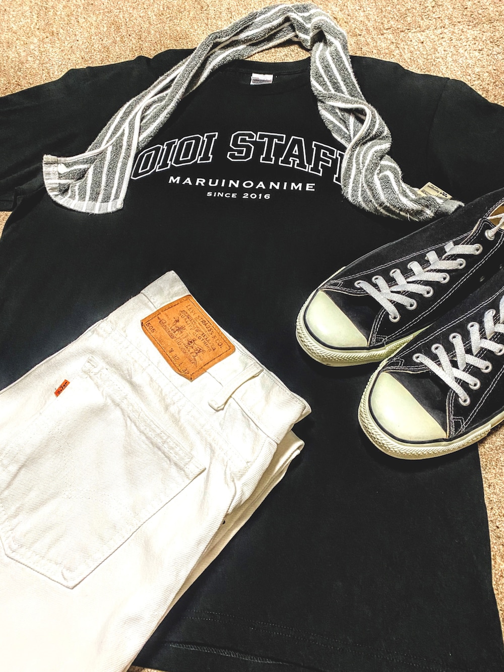 ブラック系のシャツ/ブラウス、ホワイト系のTシャツ/カットソー、ブルー系のデニムパンツを着用したメンズの夏コーディネートの3枚目の写真