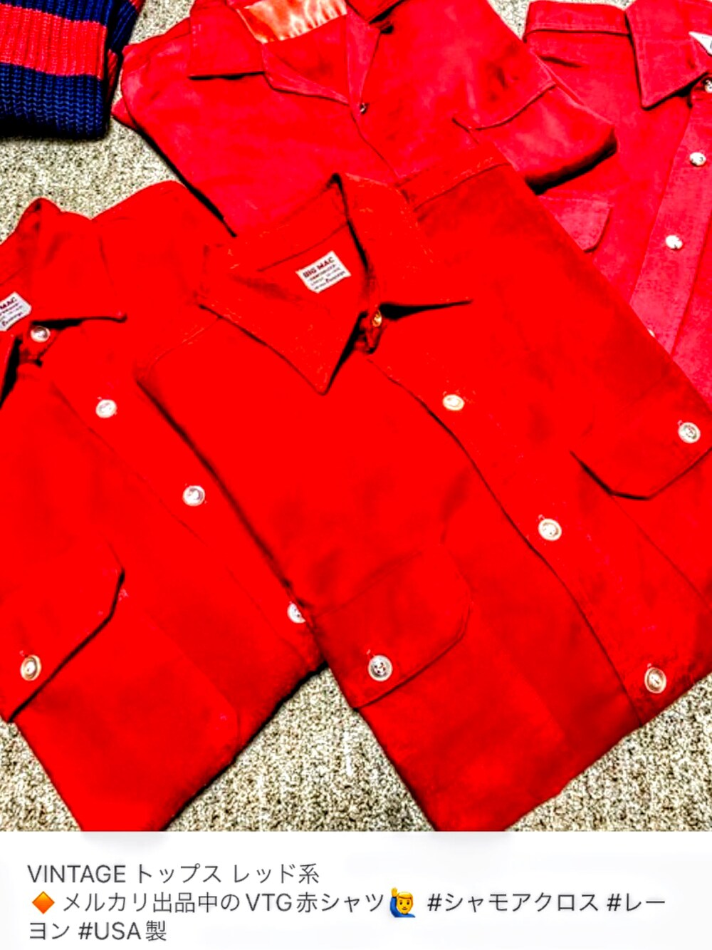 レッド系のシャツ/ブラウス、ホワイト系のTシャツ/カットソー、ブルー系のデニムパンツを着用したメンズの夏コーディネートの2枚目の写真