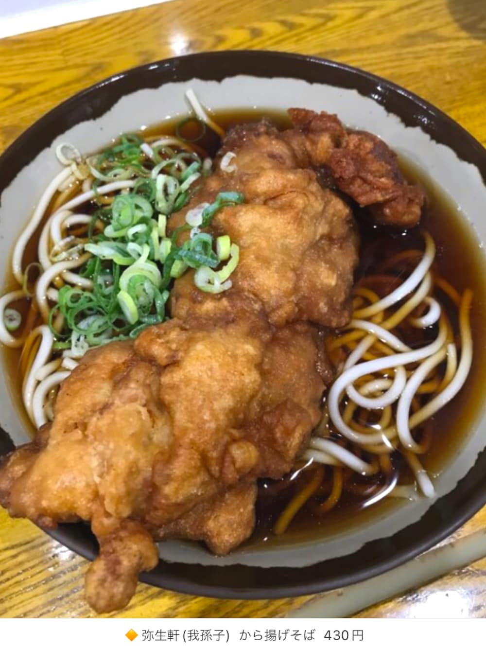 グレー系のテーラードジャケット、ホワイト系のシャツ/ブラウス、ブルー系のデニムパンツを着用したメンズの冬コーディネートの3枚目の写真