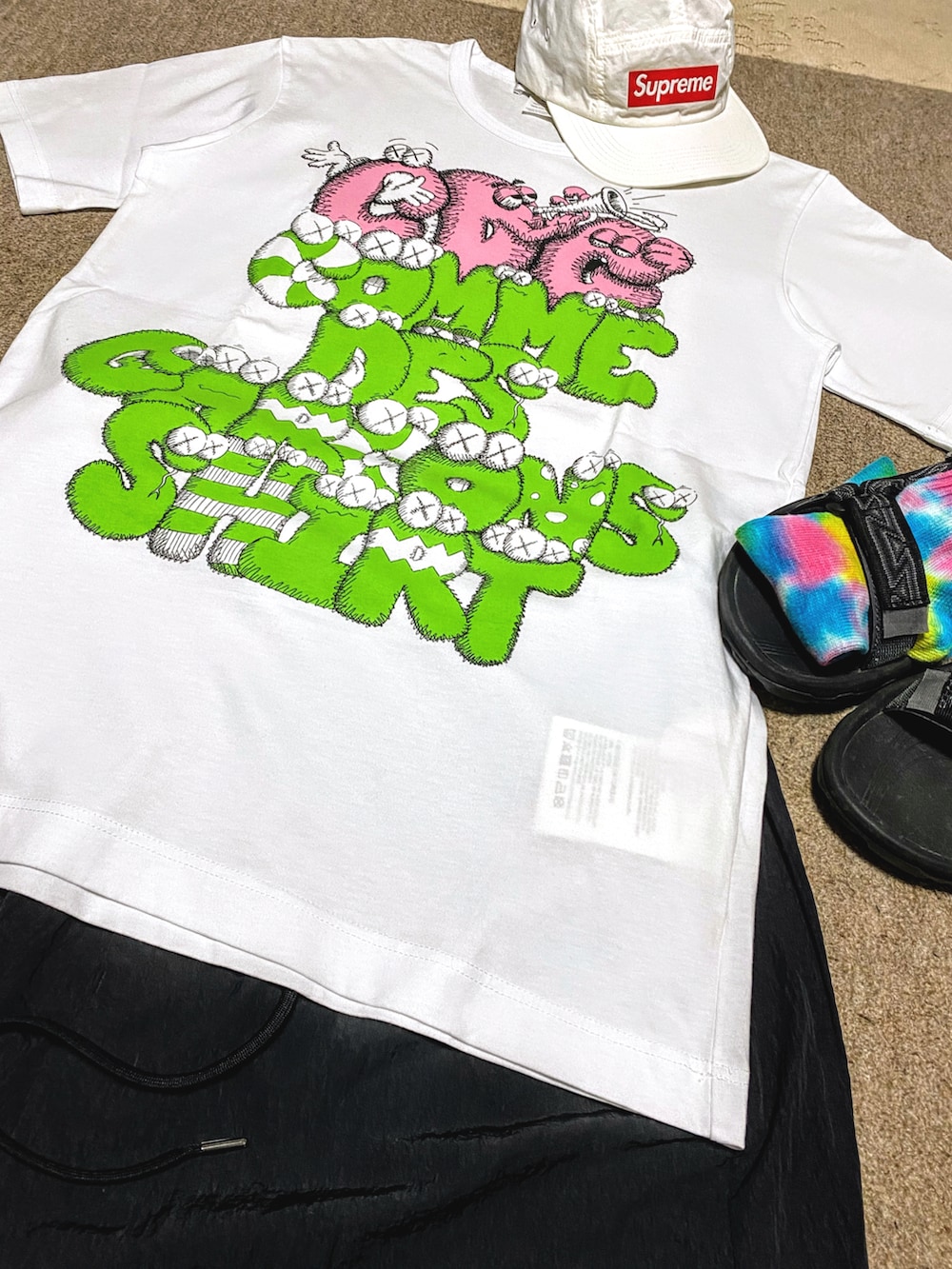 ホワイト系のTシャツ/カットソー、ブルー系のデニムパンツ、ブラック系のその他パンツを着用したメンズの夏コーディネートの2枚目の写真