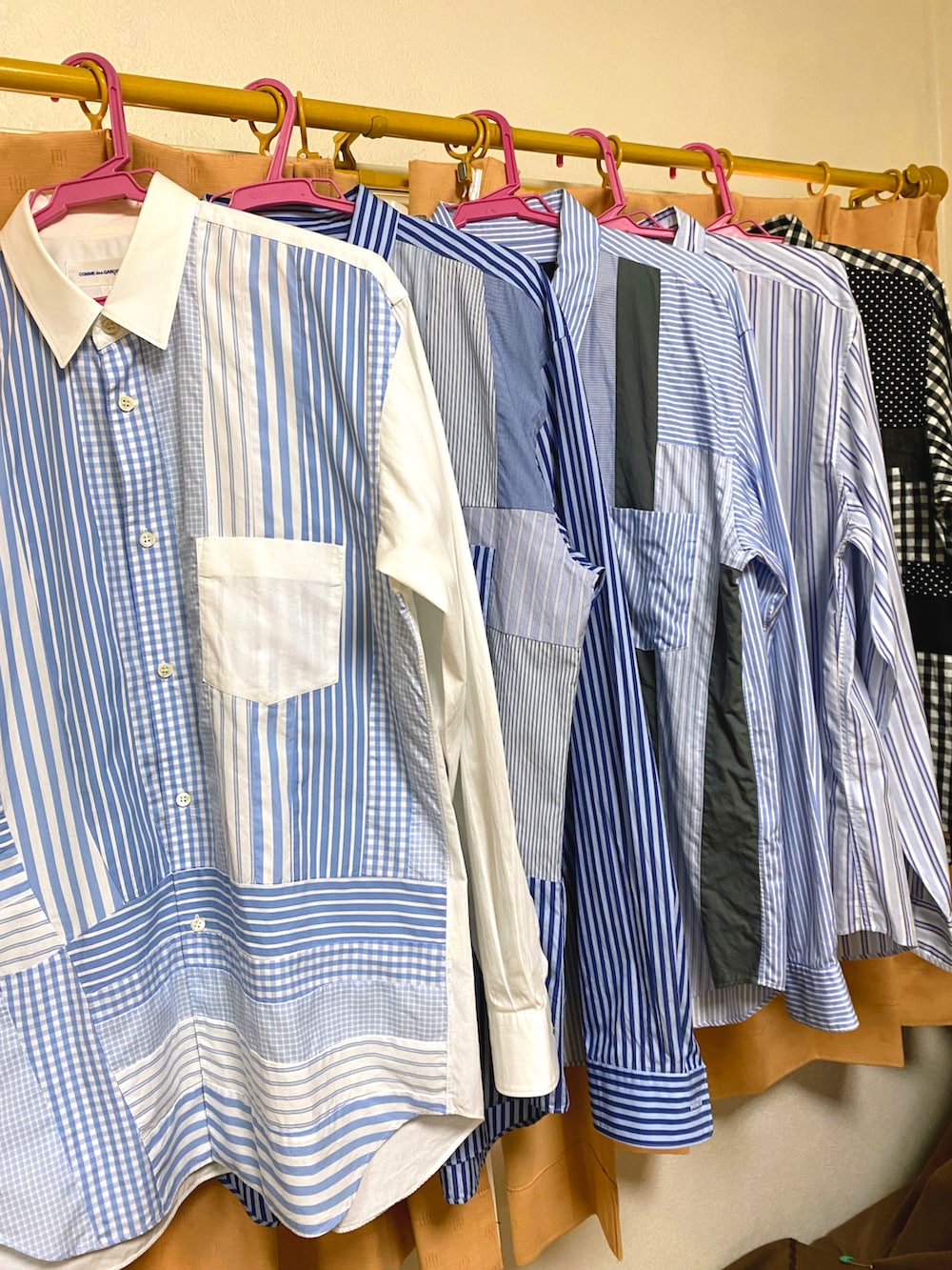 ブルー系のカーディガン/ボレロ、ホワイト系のシャツ/ブラウス、その他のネクタイを着用したメンズの冬コーディネートの3枚目の写真