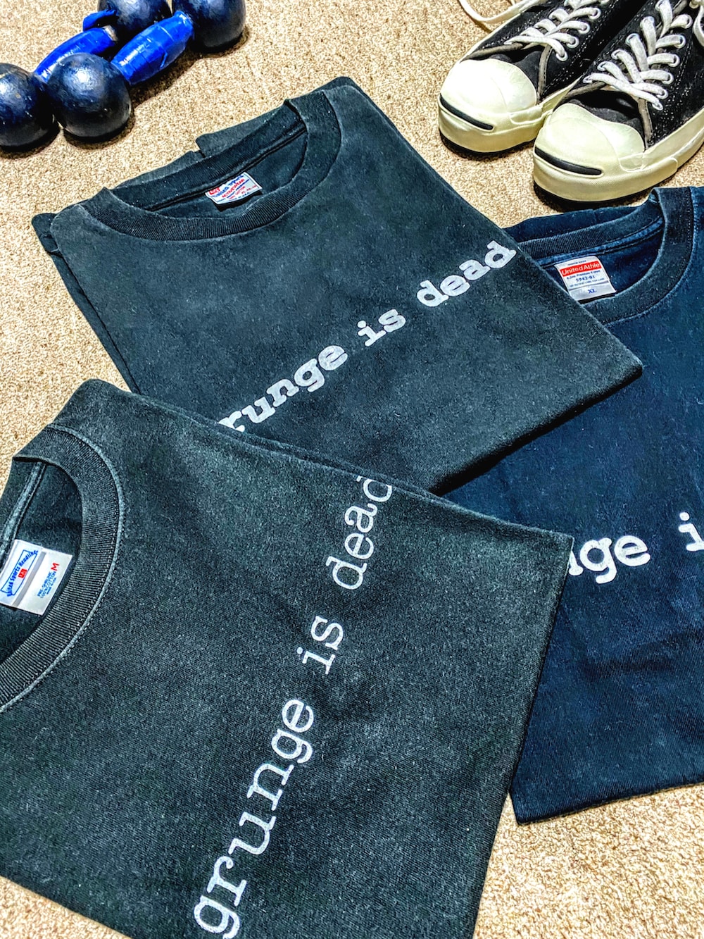 ブラック系のTシャツ/カットソー、グリーン系のブルゾン、ブラック系のTシャツ/カットソーを着用したメンズの春コーディネートの2枚目の写真